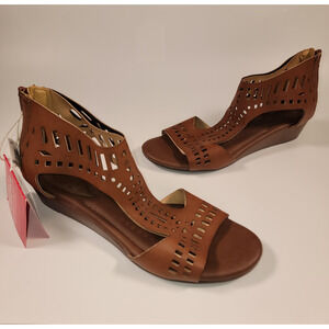 Dexflex Comfort Women’s Size 7 Faux Leather Filigree Zip Back Dress Shoes